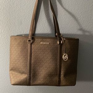 Black Michael kors tote bag. Never been used.